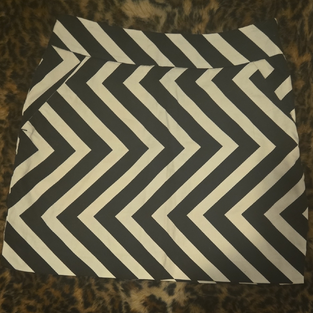 LOUDMOUTH Golf Ladies Skort Size 0 Black & White Zig Zag Zebra